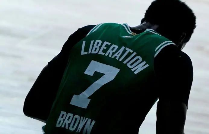 爱游戏官网-关于里程碑夜！多伦多猛龙单刀错失，CBA季后赛集结日刷纪录，震撼外界，团队化学反应显著的信息-爱游戏官网